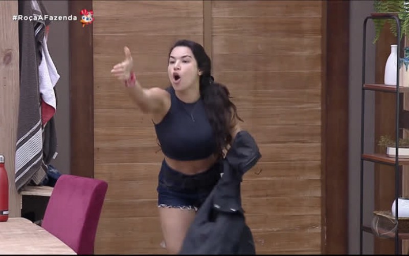 Raissa discute com Stéfani e bate boca com Tays no mesmo dia - A Fazenda 12