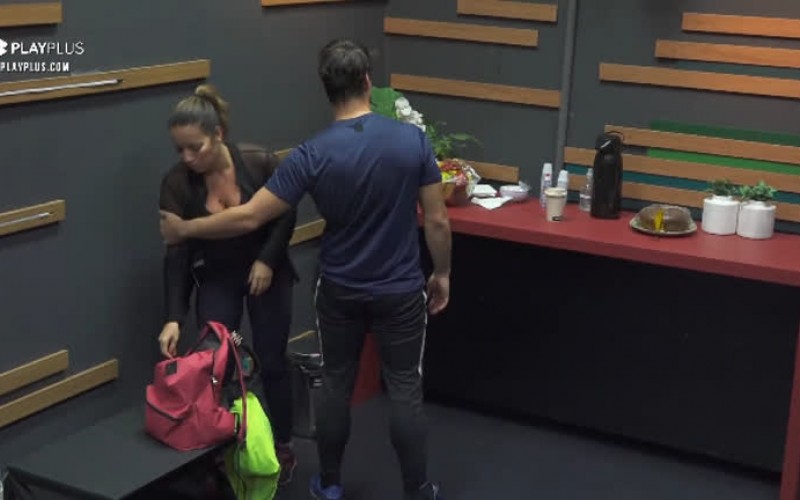 Renata discute com Leandro no camarim: "Deixa eu respirar" - Power Couple Brasil 5
