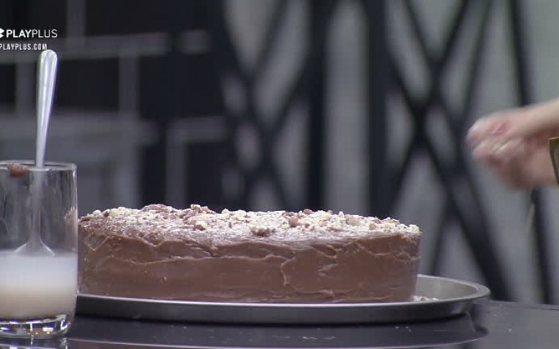 Renata faz bolo de aniversário para Mirela - Power Couple Brasil 5