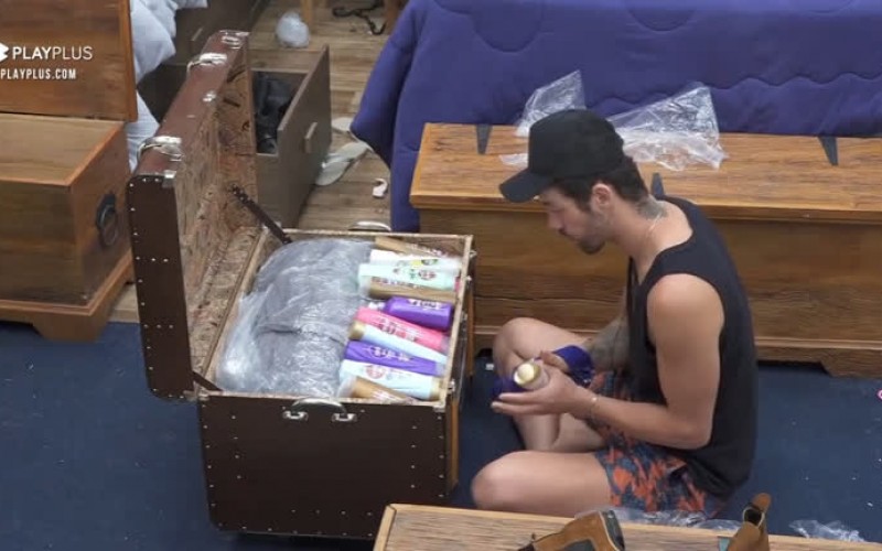 Rico garante “shampoo para a família toda” ao arrumar as malas – A Fazenda 13