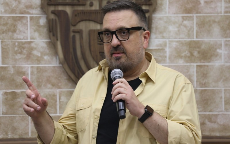 Rodrigo Carelli revela tema da Mansão do Power Couple Brasil