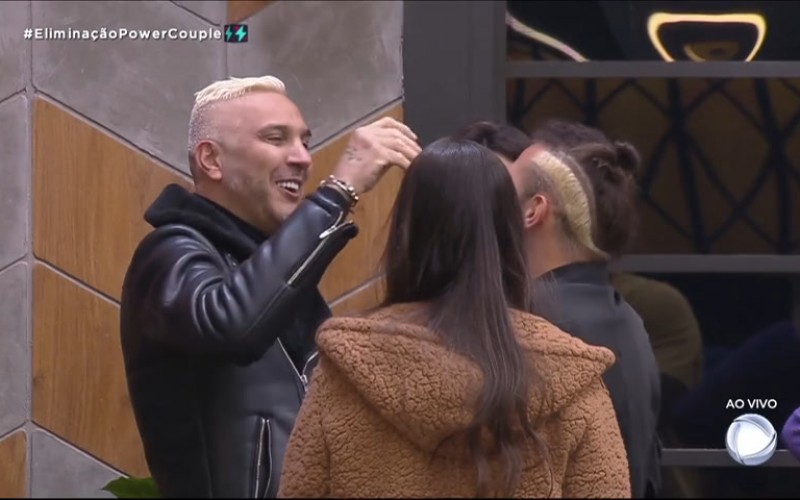 Rogério volta distribuindo remédio para dor de cabeça | Power Couple Brasil 6