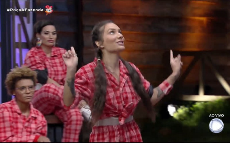 Segundo roceiro, Mateus puxa Stéfani da baia - A Fazenda 12