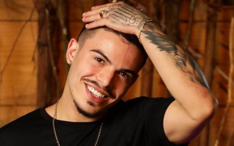 "Sou um cara pavio curto", avisa o peão Thomaz Costa