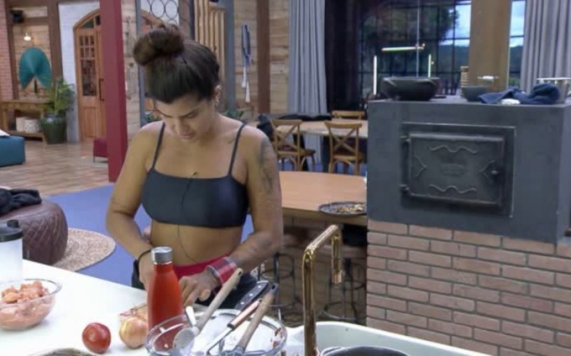 Sozinha na cozinha da sede, Marina fala os ingredientes da sua receita - A Fazenda 13