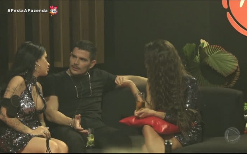 Stefani discute com Mirella e JP após ouvir fofoca - A Fazenda 12