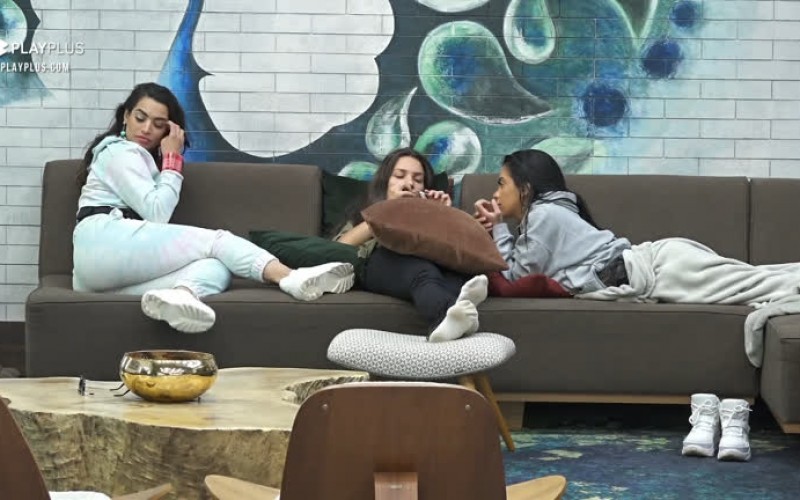 Stéfani ensaia discurso de defesa para Mirella e Raissa - A Fazenda 12