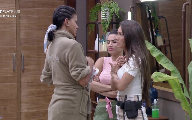 Stéfani "faz as pazes" com Lidi após receber conselhos de Jakelyne e Raissa - A Fazenda 12