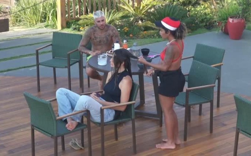 Sthe faz hidratação no cabelo de Dayane - A Fazenda 13