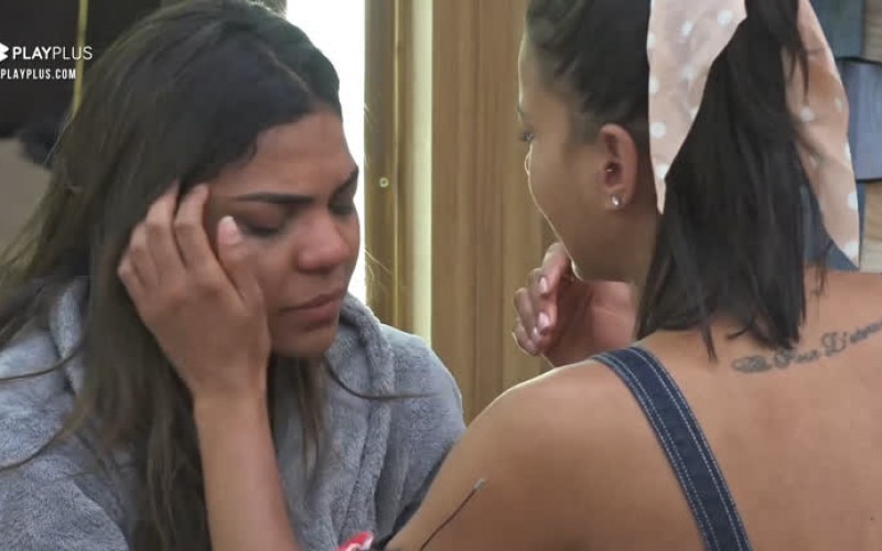 Tays chora após comunicado de Mion - A Fazenda 12