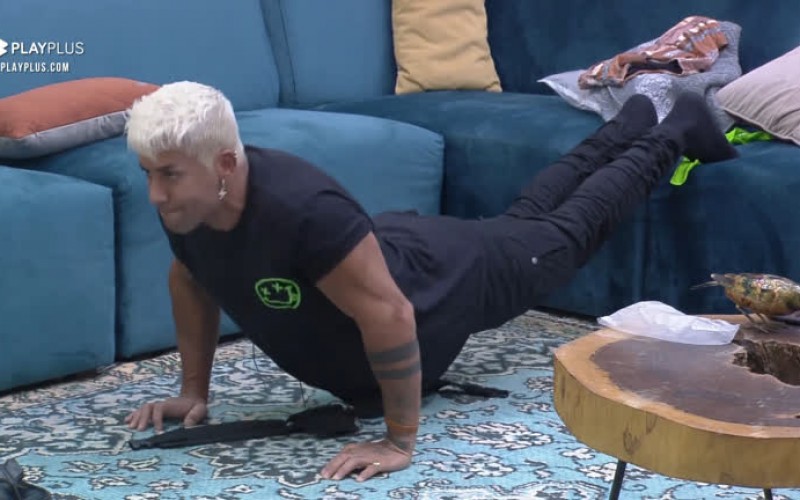 Tiago aproveita sala vazia para fazer exercÃcios - A Fazenda 13