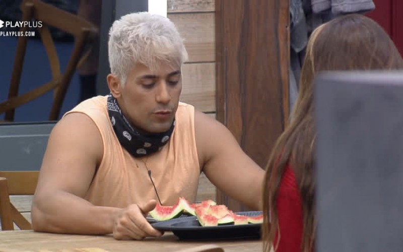 Tiago se emociona ao falar do pai: "Não aceitava meu trabalho" - A Fazenda 13