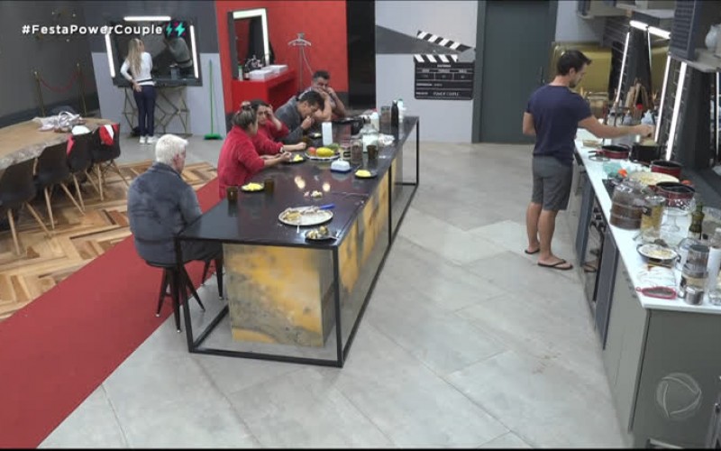 Valor das apostas e estratégias de jogo são assunto entre os casais - Power Couple Brasil 5