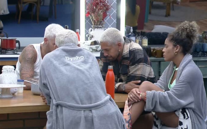 "Vocês também ficam irritados com a voz da pessoa?", questiona Sthe - A Fazenda 13