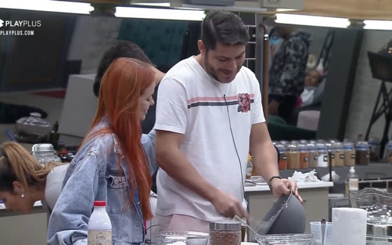 Yugnir prepara bolo de aniversário para Mirela - Power Couple Brasil 5