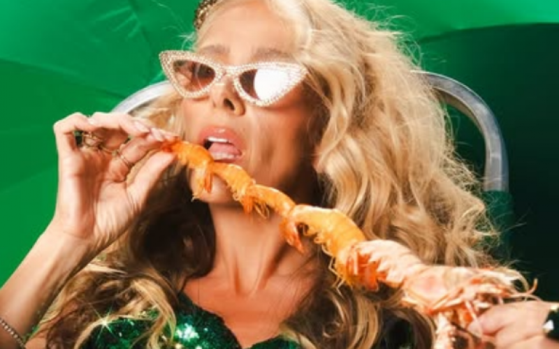 Adriane Galisteu curte a praia de Copacabana (RJ) com look estiloso e brinca: ‘Cariocando’