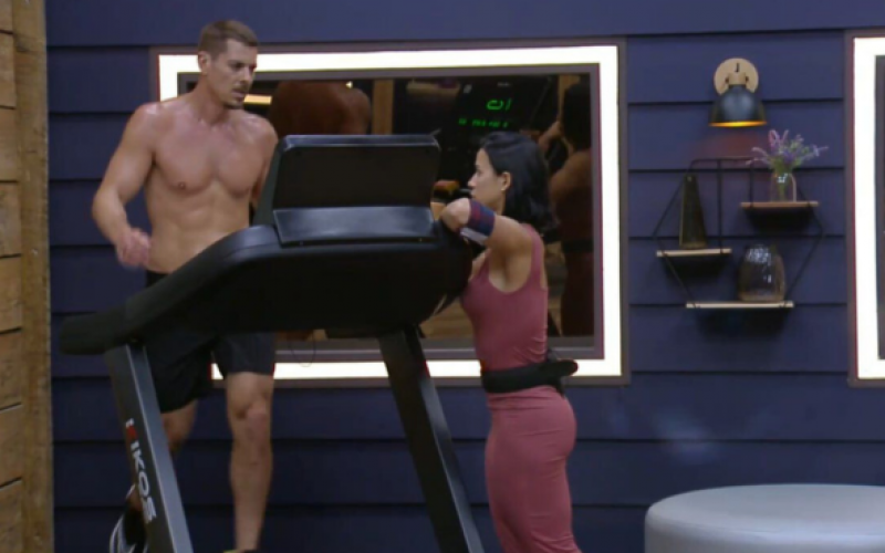 Arriscando a sorte? Sacha combina sinais com Larissa para indicar os Poderes que receber do Lampião