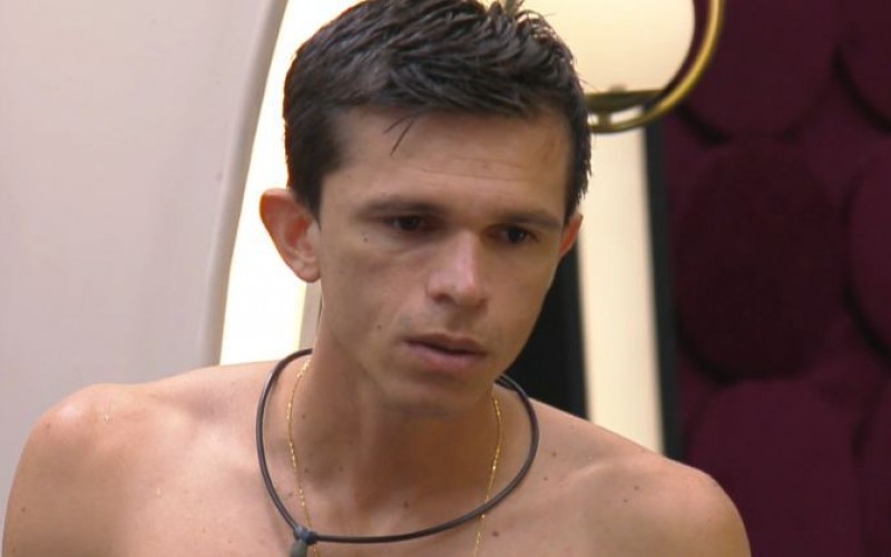 Dionisio descobre que foi usado por Faby e desconfia de Tálamo: "Vou ficar de olho aberto"