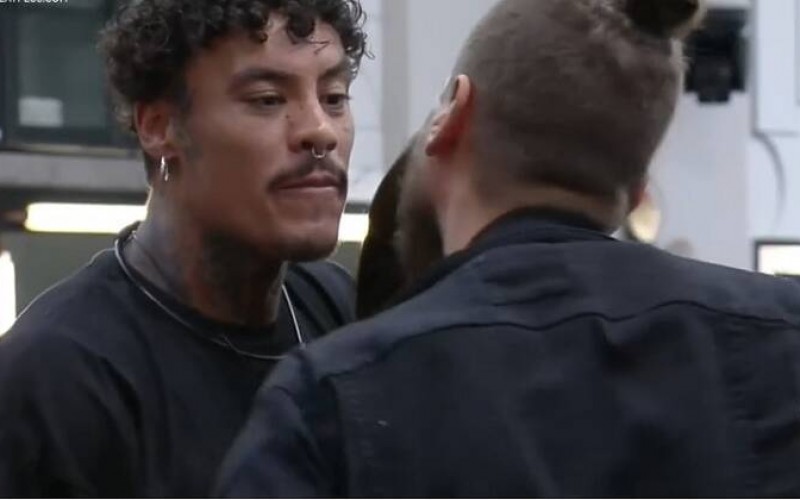 Fogo na Mansão! Murilo sai em defesa de Vic e se envolve em treta feia com direito a encarada