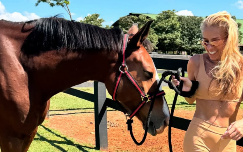 Galisteu posa em cenário rural e empolga fãs de A Fazenda: ‘Maravilhosa’