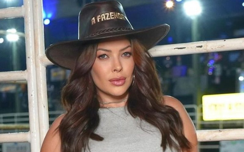 Jaquelline Grohalski faz ensaio com chapéu de Fazendeira: ‘Respeita a peoa’