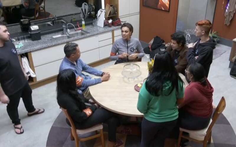 Kelly revela estratégia na escolha dos moradores para prova de A Grande Conquista