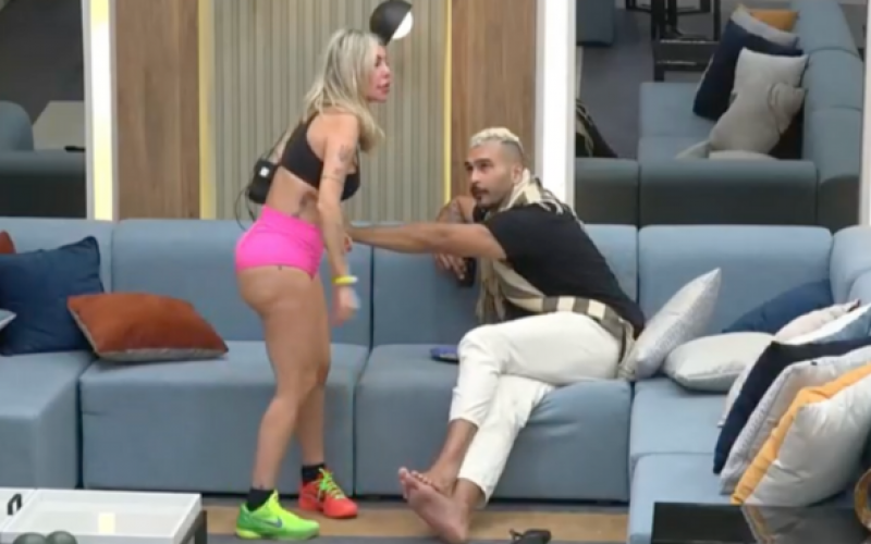 Lizi se irrita, sai andando e deixa Brenno falando sozinho na Mansão