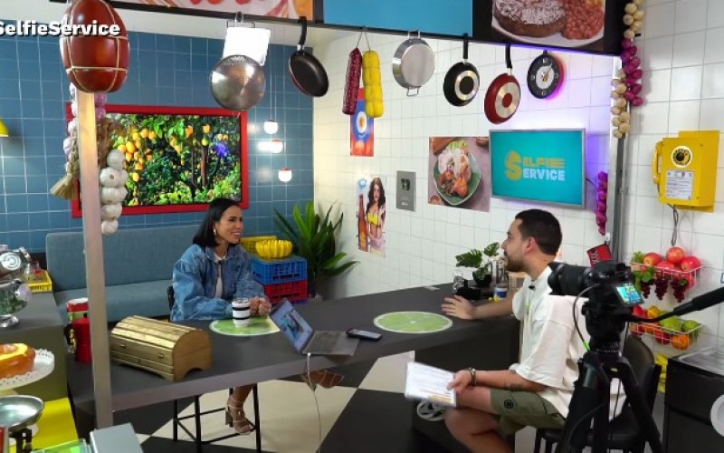 Lucas Selfie entrevista ex-peoa Larissa Tomásia no Selfie Service desta segunda (7)