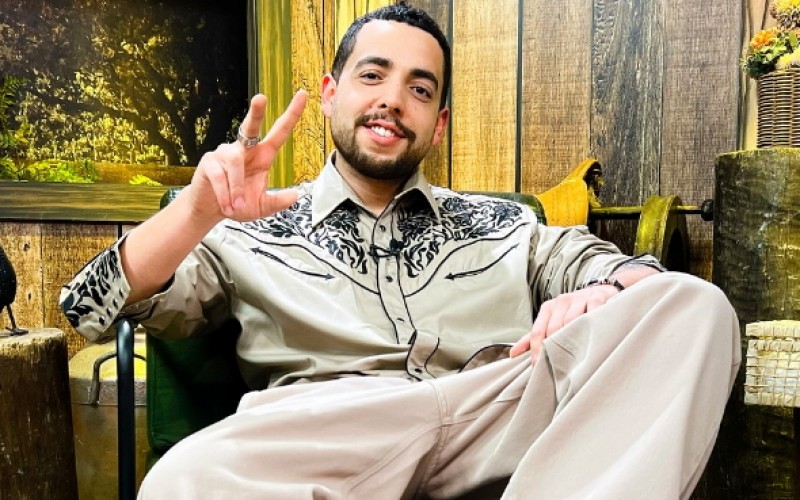 Lucas Selfie recebe o sexto eliminado de A Fazenda 16 na Cabine de Descompressão