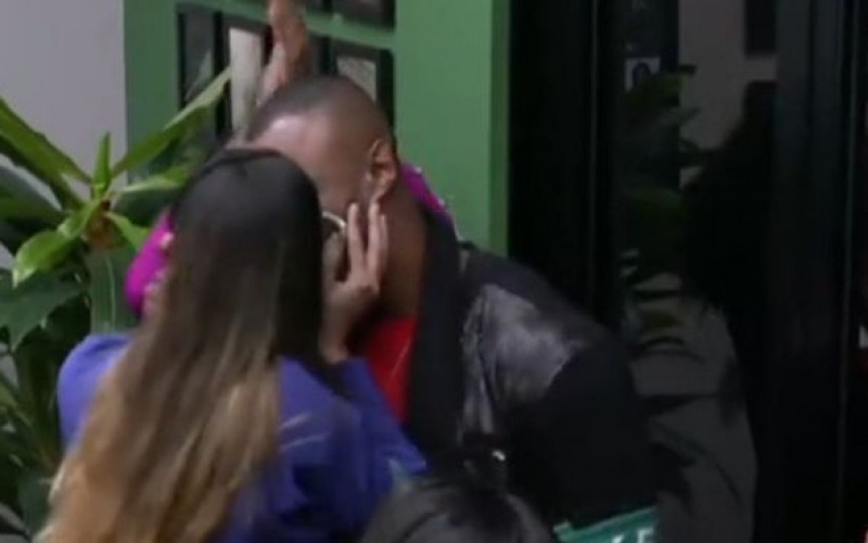 Mais um casal? Glauco e Layssa se beijam após Dono da Casa Verde escapar da eliminação