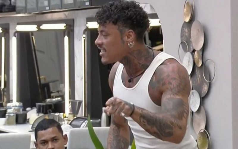 Murilo se exalta com Servo e colegas o seguram: "Seja homem!", gritou