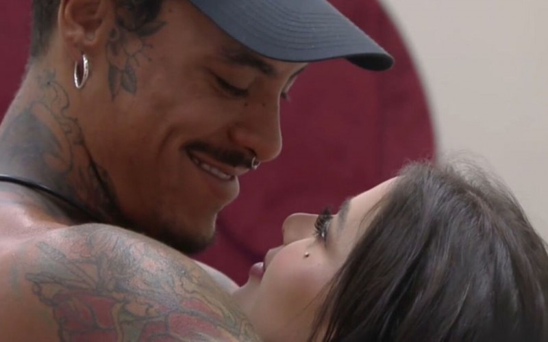 Olha o beijo! Victoria e Murilo se rendem à paixão em A Grande Conquista