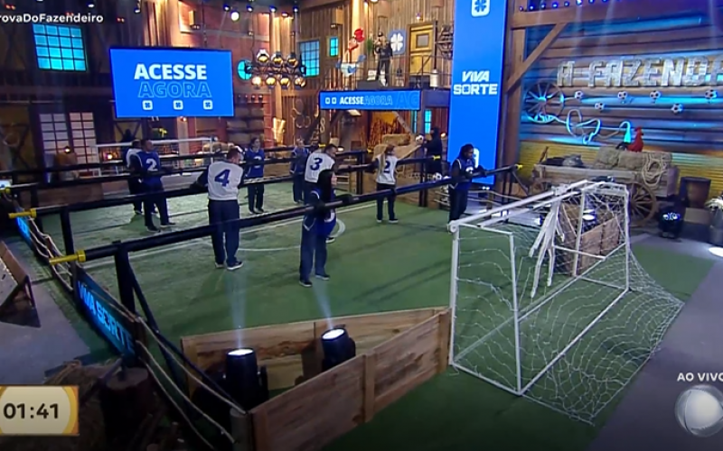 Participantes jogam pebolim gigante na primeira Prova do Fazendeiro