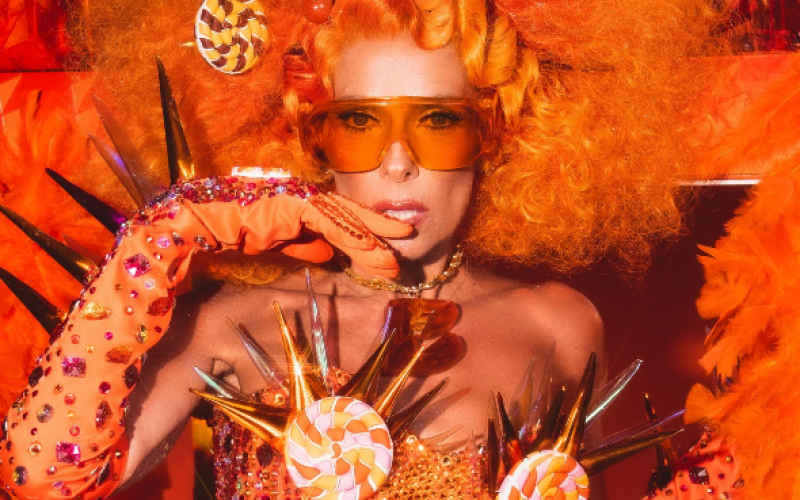 Rainha dos doces! Adriane Galisteu rouba a cena com look deslumbrante em baile de luxo