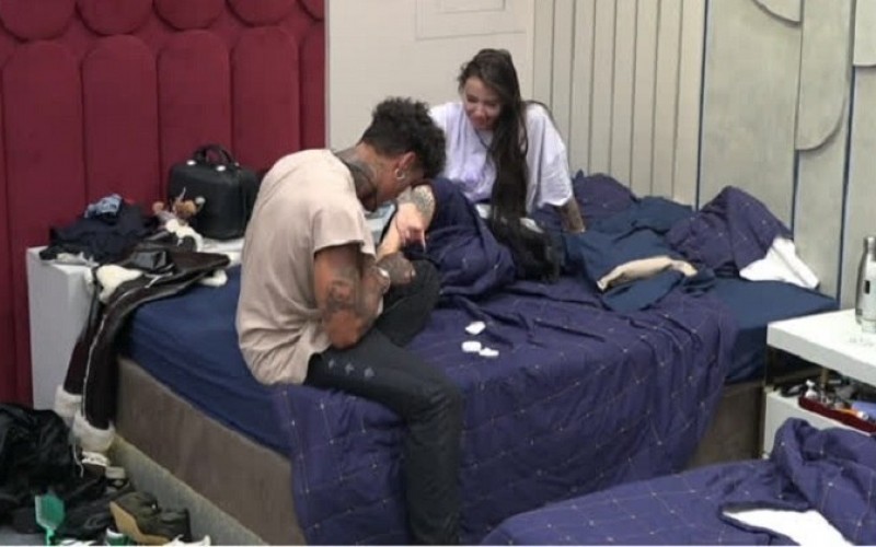 Vic e Murilo completam uma semana juntos e celebram com muito chamego